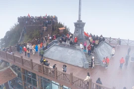 Hàng nghìn du khách chiêm bái, lễ Phật đầu năm tại Fansipan