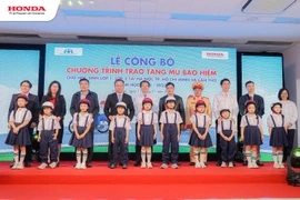 Trao mũ bảo hiểm cho học sinh lớp 1, 2 tại 3 thành phố lớn