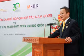 Doanh nhân Đỗ Quang Hiển nhận kỷ niệm chương vì sự nghiệp phát triển ĐHQGHN