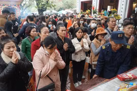 Hàng nghìn người về phủ Tây Hồ lễ rằm tháng Giêng 