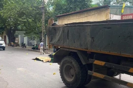 Hà Nội: Xảy ra va chạm liên hoàn, nam shipper tử vong tại chỗ 