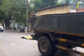 Hà Nội: Xảy ra va chạm liên hoàn, nam shipper tử vong tại chỗ 