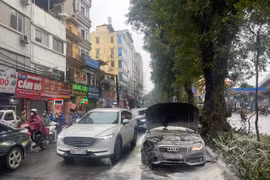 Hà Nội: Xe sang bốc cháy dữ dội trên đường Láng