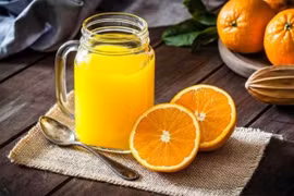 Uống nước cam trước khi ăn có thể tăng nguy cơ đau dạ dày