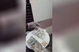 Nga bắt giữ kẻ lừa đảo bán mánh "biến giấy thành tiền"