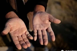 Tại sao nói "đàn bà nhìn chân, đàn ông nhìn tay" để biết giàu nghèo