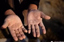 Tại sao nói "đàn bà nhìn chân, đàn ông nhìn tay" để biết giàu nghèo