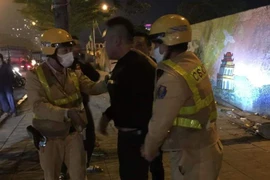 Hà Nội: Tạm giữ tài xế có nồng độ cồn, hất CSGT lên nắp capo