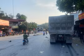 Xe máy va chạm ô tô đầu kéo, 3 người thương vong ở Lào Cai