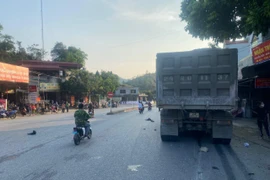Xe máy va chạm ô tô đầu kéo, 3 người thương vong ở Lào Cai
