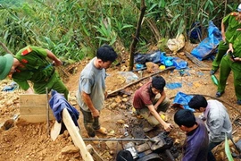 Hoà Bình và loạt địa phương bị vàng tặc đào bới, khai thác trái phép