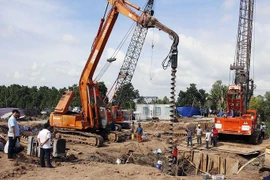 Bé trai 10 tuổi lọt trụ bê tông tiên lượng sức khỏe xấu