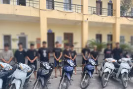 Hà Nội: Lập nhóm trên facebook rủ nhau đua xe trái phép, bốc đầu 