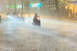Dự báo thời tiết ngày 15/7: Nhiều khu vực trưa chiều nắng, đêm mưa to
