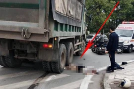 Hà Nội: Xe máy va chạm ô tô tải, người phụ nữ tử vong