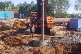 Dự kiến, chiều nay sẽ kéo trụ bê tông nơi bé 10 tuổi gặp nạn