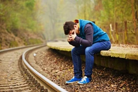 Từ lọ kẹo thơm dưới gầm tủ, phát hiện động trời vợ ngoại tình