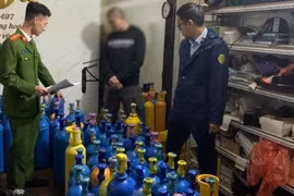 Hà Nội: Thu giữ kho khí bóng cười từ tin báo qua facebook 