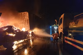 Ô tô bất ngờ bốc cháy dữ dội trên cao tốc Nội Bài - Lào Cai