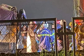 Hà Nội: Xe tải húc vào ô tô đầu kéo, 2 mẹ con tử vong 