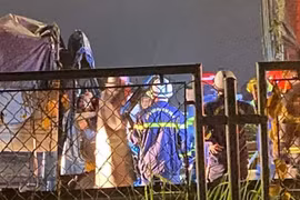 Hà Nội: Xe tải húc vào ô tô đầu kéo, 2 mẹ con tử vong 