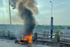 Xe máy bất ngờ bốc cháy ngùn ngụt, trơ khung trên cầu Vĩnh Tuy