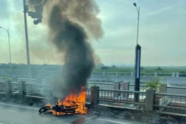 Xe máy bất ngờ bốc cháy ngùn ngụt, trơ khung trên cầu Vĩnh Tuy