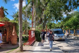 Độc đáo công viên đất nung ở làng gốm Thanh Hà 