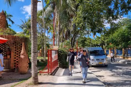 Độc đáo công viên đất nung ở làng gốm Thanh Hà 