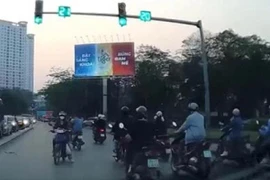 Clip: Chạy xe không giống ai, cô gái khiến ô tô “đứng hình”