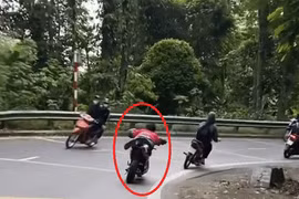 Nằm trên yên xe máy đổ đèo Ba Vì: Kết đắng cho những kẻ thích thể hiện