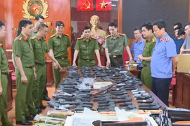 Vụ bắt nhóm tàng trữ hơn 200 khẩu súng: Đối tượng cầm đầu là ai?