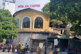 Hà Nội: Cà phê đường tàu “Hỏa Xa” không phép vẫn hoạt động? 