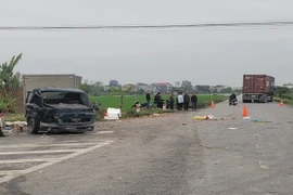 Bắc Ninh: Xe tải va chạm với ô tô đầu kéo, 2 người tử vong 