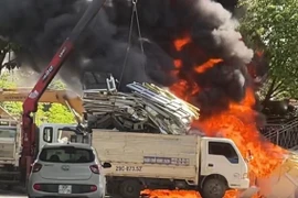 Hà Nội: Cháy bãi phế liệu thiêu rụi 1 ô tô, 3 xe máy