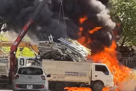 Hà Nội: Cháy bãi phế liệu thiêu rụi 1 ô tô, 3 xe máy