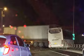 Ô tô khách va chạm xe đầu kéo, 1 người tử vong ở Hà Nam