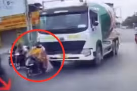 Đi vào "điểm mù", xe máy bị xe bồn tông vào đuôi