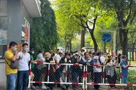 Hàng trăm người tập trung tại tòa xét xử bà Nguyễn Phương Hằng