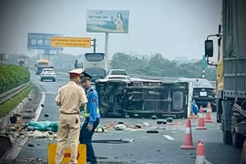 Hà Nội: Tai nạn trên cao tốc, xe chở hoa quả lật giữa đường