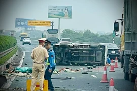 Hà Nội: Tai nạn trên cao tốc, xe chở hoa quả lật giữa đường