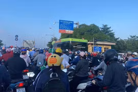  Hà Nội: Ô tô va chạm liên hoàn, đường lên cầu Chương Dương ùn tắc