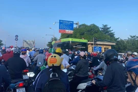  Hà Nội: Ô tô va chạm liên hoàn, đường lên cầu Chương Dương ùn tắc