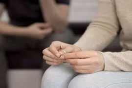  2 năm sau ly hôn, bố chồng cũ nhờ tôi giúp một việc khó