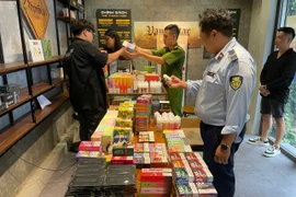 Hà Nội: Tạm giữ hàng trăm sản phẩm thuốc lá điện tử, tinh dầu