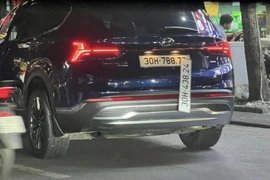 Xác minh ô tô Hyundai Santa Fe "đeo" 2 biển kiểm soát Hà Nội