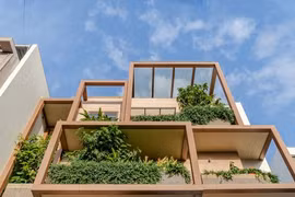 Ngôi nhà đặc biệt với mặt tiền hình học và nhiều cây xanh