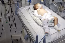 Bé 2 tháng tuổi bị bạo hành ở Lâm Đồng: Mẹ và người tình xử sao? 