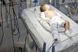 Bé 2 tháng tuổi bị bạo hành ở Lâm Đồng: Mẹ và người tình xử sao? 