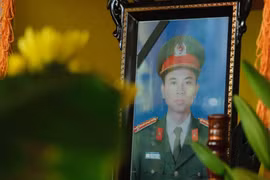 Thăng cấp bậc hàm đối với Thượng úy Trần Trung Hiếu hy sinh khi bắt tội phạm